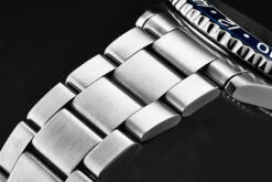 Revue Thommen Diver GMTMen's Watch Model 17572.2133 -Classic Horizon Shop 17572.2133 ZM 7 1